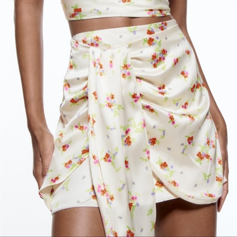 Zara Floral Skirt w Draping Fabric. Size M